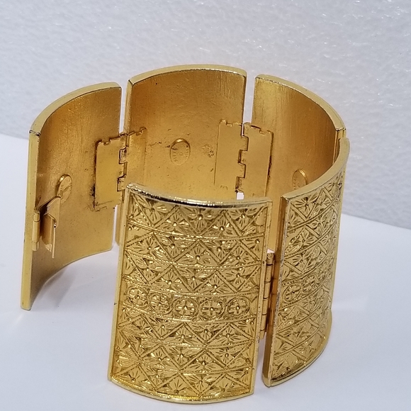 Vintag Super Rare Statement XL Gilt Alhambra Etruscan Pyramid Wide Cuff Bracelet - Picture 8 of 16